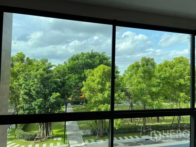 บ้าน ขายในBang Kruai, Nonthaburi - วิวสวนสาธารณะเขียวขจีจากหน้าต่างบานใหญ่