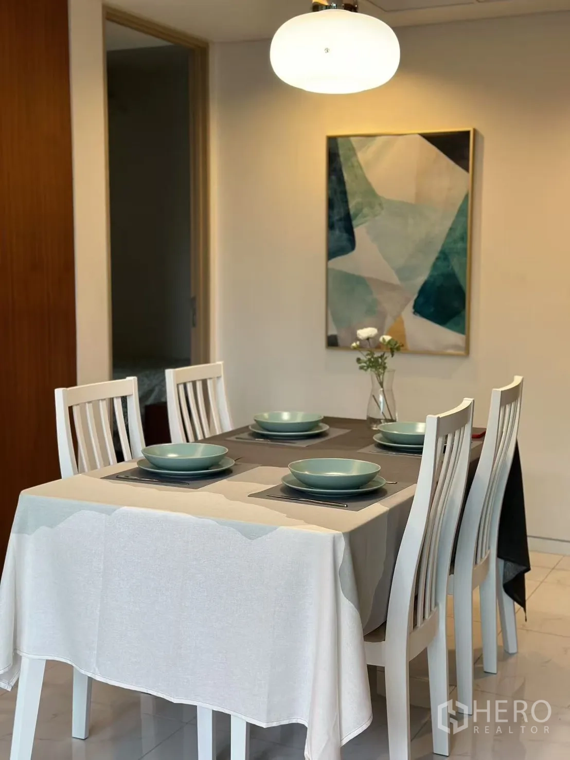 คอนโด ขายในWatthana, Bangkok - มุมรับประทานอาหารสำหรับสี่ที่นั่ง พร้อมโคมไฟแขวนและภาพศิลป์