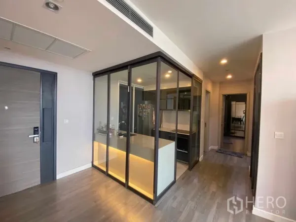 คอนโด ให้เช่าหรือขายในBang Rak, Bangkok - โถงทางเข้าคอนโดสมัยใหม่พร้อมครัวแบบปิดกระจก ไฟสวย และพื้นไม้