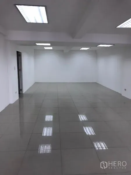 สำนักงาน ให้เช่าในWatthana, Bangkok - สำนักงานโอเพนแปลน 90 ตร.ม. ในเขตวัฒนา กรุงเทพฯ พื้นกระเบื้อง ผนังขาว ไฟฝ้าสว่าง