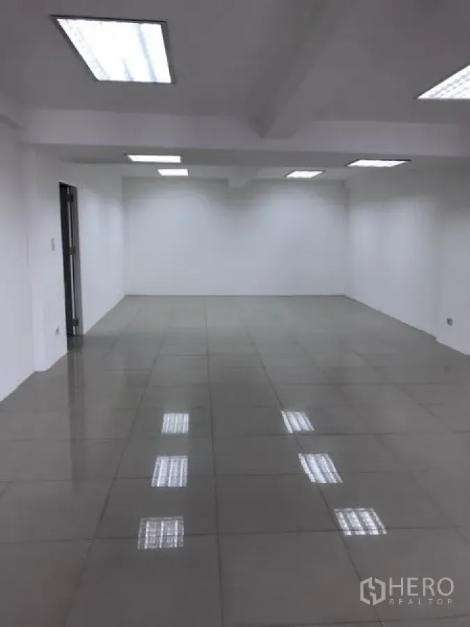 สำนักงาน ให้เช่าในWatthana, Bangkok - สำนักงานโอเพนแปลน 90 ตร.ม. ในเขตวัฒนา กรุงเทพฯ พื้นกระเบื้อง ผนังขาว ไฟฝ้าสว่าง