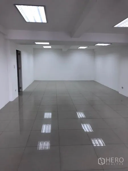 สำนักงาน ให้เช่าในWatthana, Bangkok - สำนักงานโอเพนแปลน 90 ตร.ม. ในเขตวัฒนา กรุงเทพฯ พื้นกระเบื้อง ผนังขาว ไฟฝ้าสว่าง