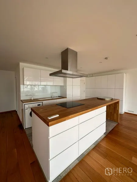 คอนโด ให้เช่าในKhlong Toei, Bangkok - ไอแลนด์ครัวสีขาวท็อปไม้พร้อมเครื่องดูดควันสแตนเลส