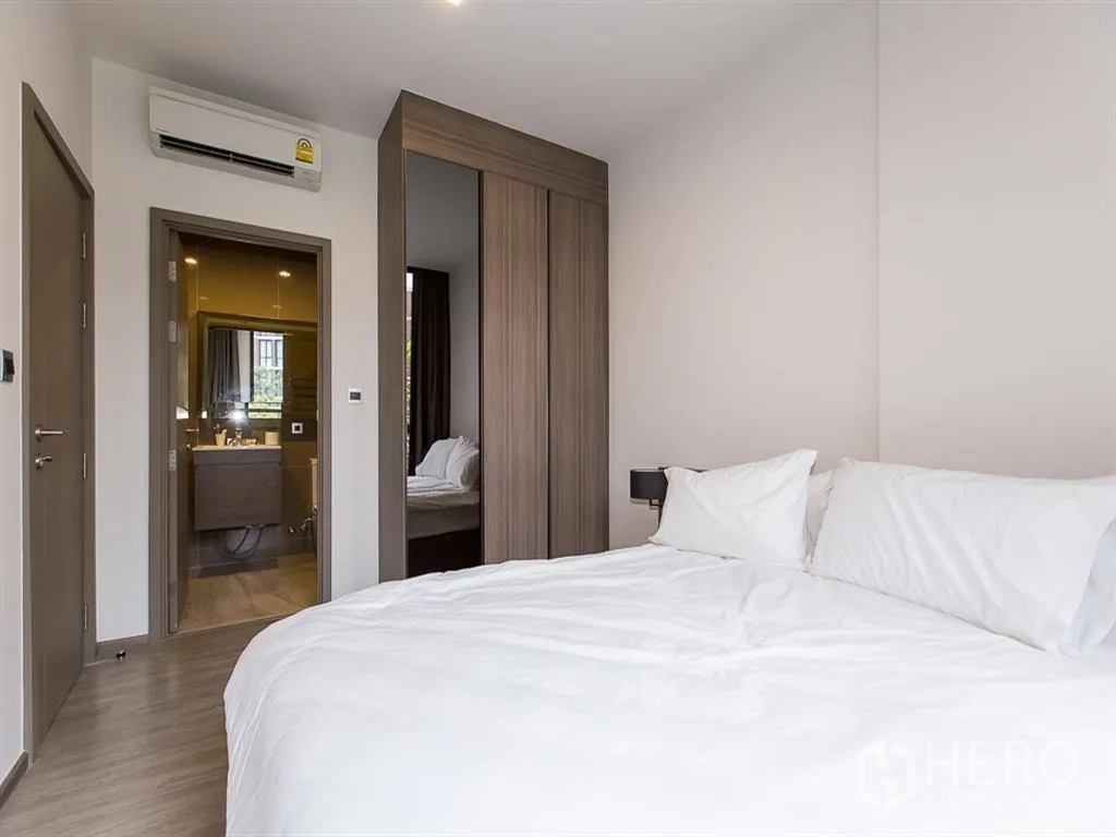 คอนโด ให้เช่าในWatthana, Bangkok - ห้องนอนพร้อมตู้เสื้อผ้าบิวท์อิน เครื่องปรับอากาศ และทางเข้าห้องน้ำ