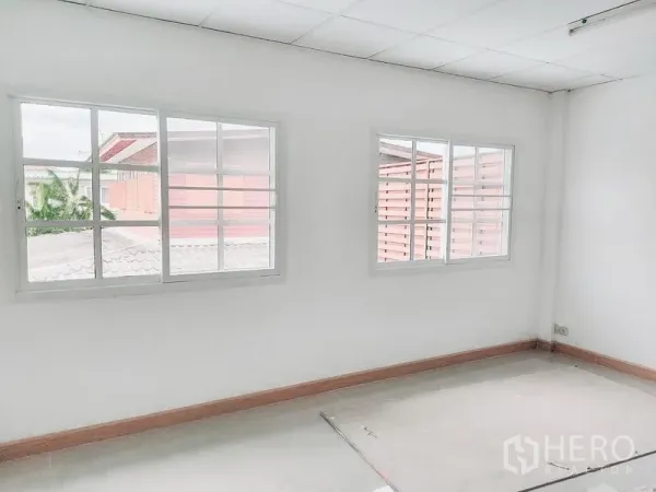 ทาวน์เฮาส์ ให้เช่าในChatuchak, Bangkok - ห้องนอนสว่าง มีหน้าต่างบานเลื่อนสองด้านและพื้นกระเบื้องโทนกลาง