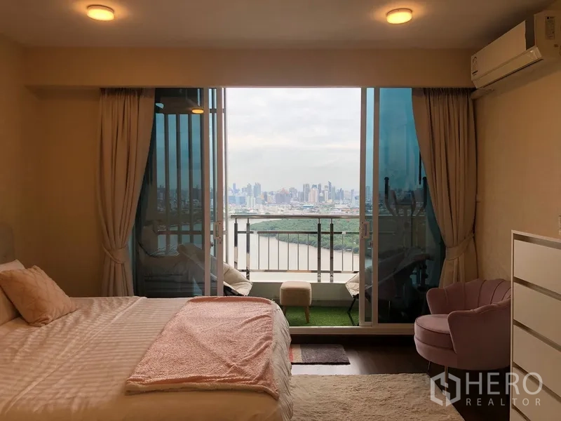 公寓 出售在Yan Nawa, Bangkok - 卧室直通阳台，面向壮阔河景与城市景观。