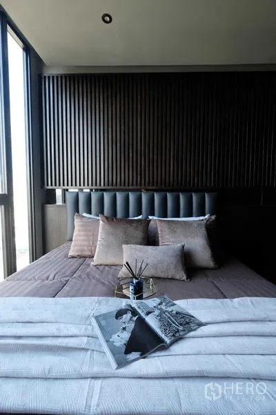 คอนโด ขาย - ห้องนอนที่สองหัวเตียงไม้เซาะร่อง พร้อมชุดเครื่องนอนโทนอ่อน