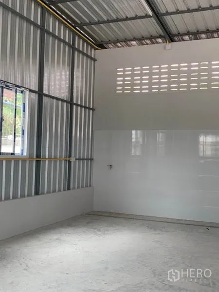 คลังสินค้า ให้เช่าหรือขายในThanyaburi, Pathum Thani - ช่องเก็บของสว่าง มีหน้าต่างด้านข้าง ผนังกระเบื้อง และพื้นคอนกรีต