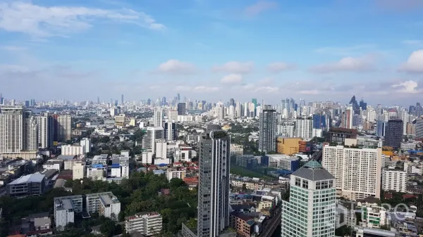 คอนโด ให้เช่าในWatthana, Bangkok - วิวสกายไลน์กรุงเทพฯ แบบพาโนรามาจากคอนโดชั้นสูงยามกลางวัน