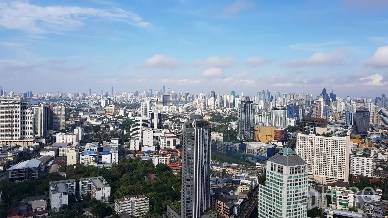 คอนโด ให้เช่าในWatthana, Bangkok - วิวสกายไลน์กรุงเทพฯ แบบพาโนรามาจากคอนโดชั้นสูงยามกลางวัน