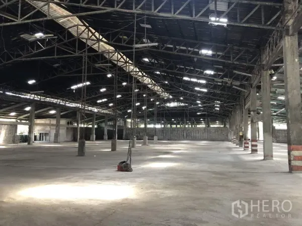 คลังสินค้า ให้เช่าในThanyaburi, Pathum Thani - ฮอลล์โกดังโปร่ง ช่วงเสากว้าง ไฟแขวนจากโครงหลังคา และพื้นคอนกรีตรับน้ำหนัก