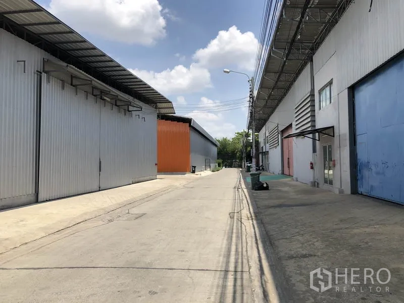 คลังสินค้า ให้เช่าในBang Kapi, Bangkok - ถนนภายในโครงการกว้าง มีโกดังเรียงรายและประตูม้วนหลายบาน รองรับรถบรรทุกเข้าออกสะดวก