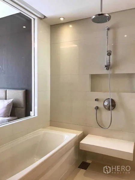 คอนโด ให้เช่าในWatthana, Bangkok - ห้องน้ำสไตล์สปา มีอ่างอาบน้ำ เรนชาวเวอร์ และช่องหน้าต่างสู่ห้องนอน