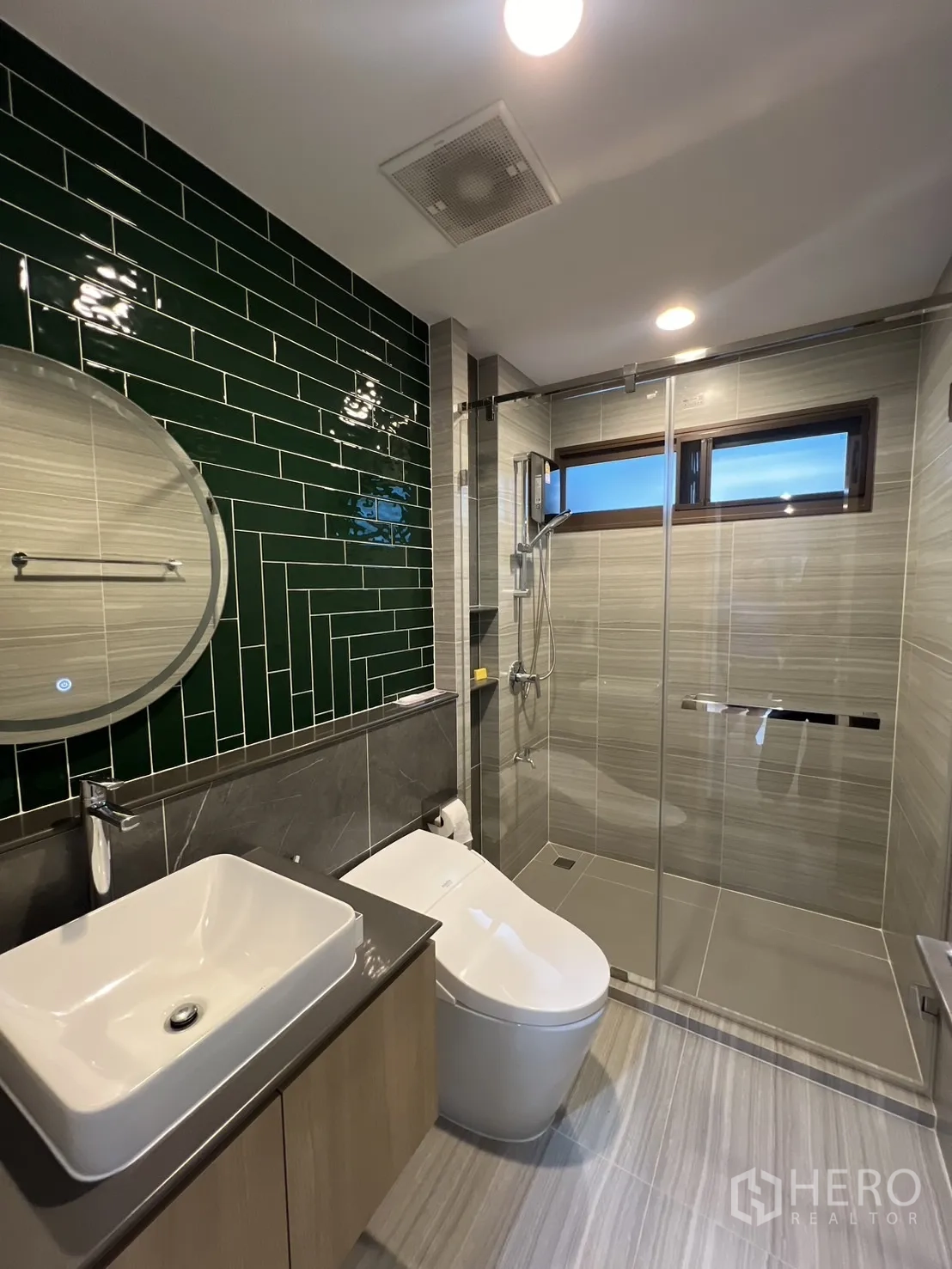 Detached House for rent or sale in Bang Kapi, Bangkok - Modern bathroom with green subway tiles, vanity and a glass shower
