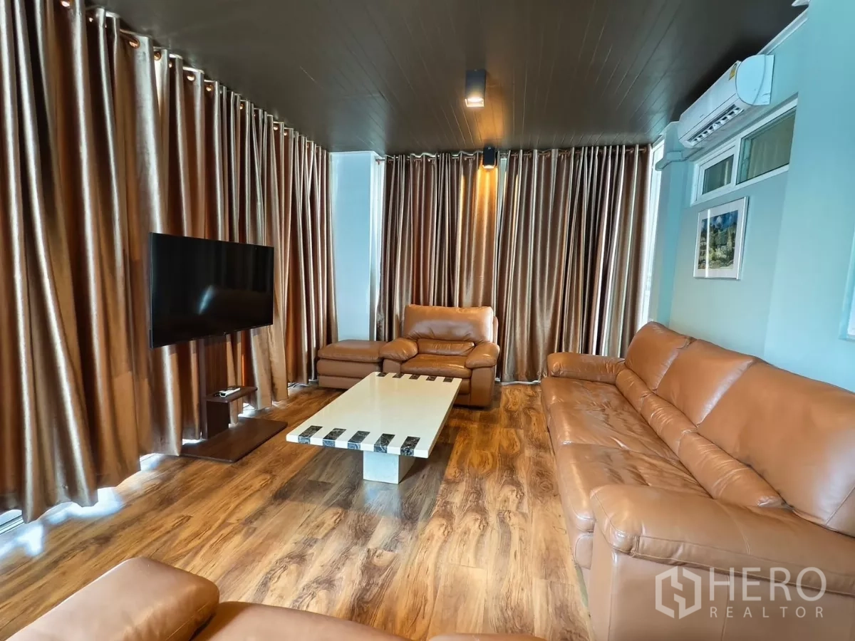 Detached House for rent in Bang Kapi, Bangkok - Media room with leather seating, wood floors and air‑conditioning.