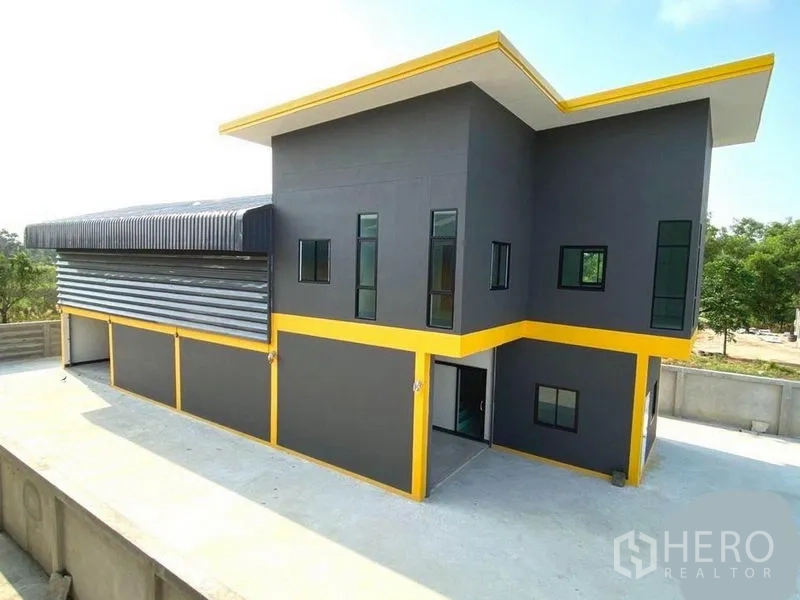 Warehouse for rent in Lat Lum Kaeo, Pathum Thani - Aerial view of the two-storey warehouse showing loading bays and cantilevered roof.