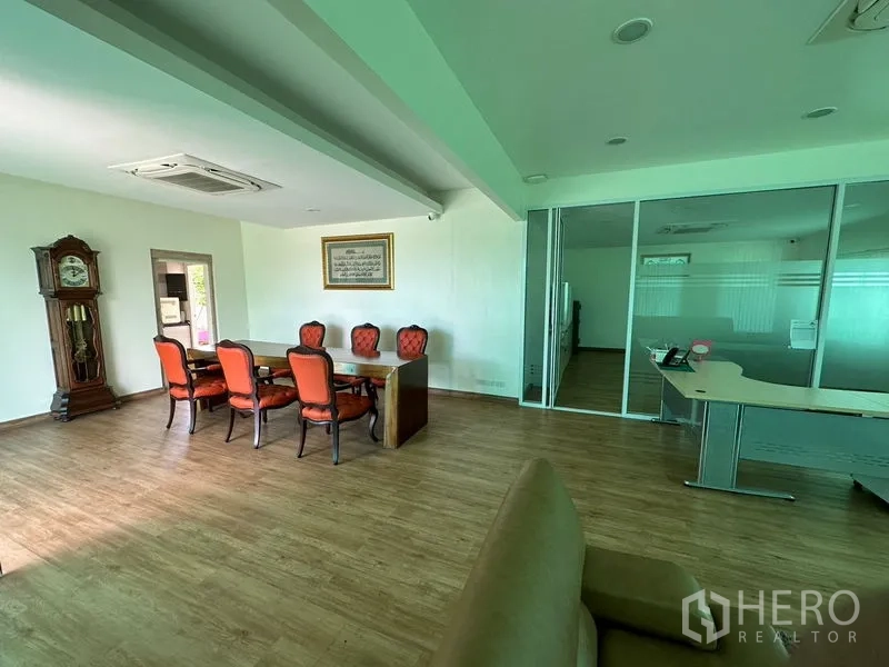 สำนักงาน ให้เช่าในPathum Thani - พื้นที่ประชุมและรับรอง พร้อมโต๊ะยาวและเก้าอี้บุนวม