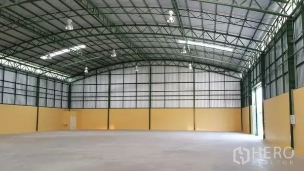 Warehouse for rent in Lat Krabang, Bangkok - Open warehouse hall with smooth concrete flooring and bright high-bay lighting under a steel roof.