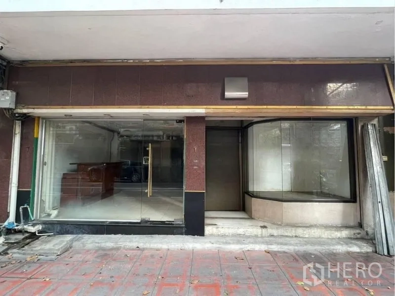 店屋 出租在Bang Rak, Bangkok - 街铺店屋外立面，整面玻璃门面与弧形展示橱窗，位于Silom商圈。