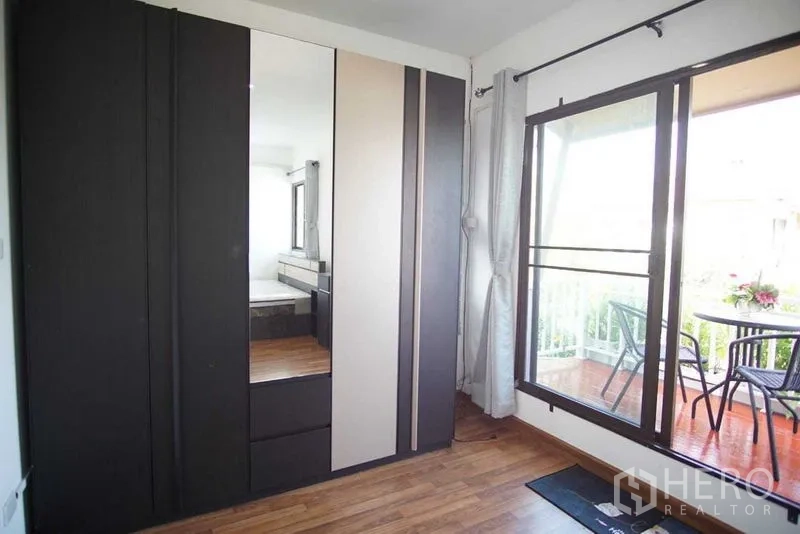 ทาวน์เฮาส์ ให้เช่าในSuan Luang, Bangkok - มุมห้องนอน ตู้เสื้อผ้าใบใหญ่ และประตูกระจกออกระเบียง