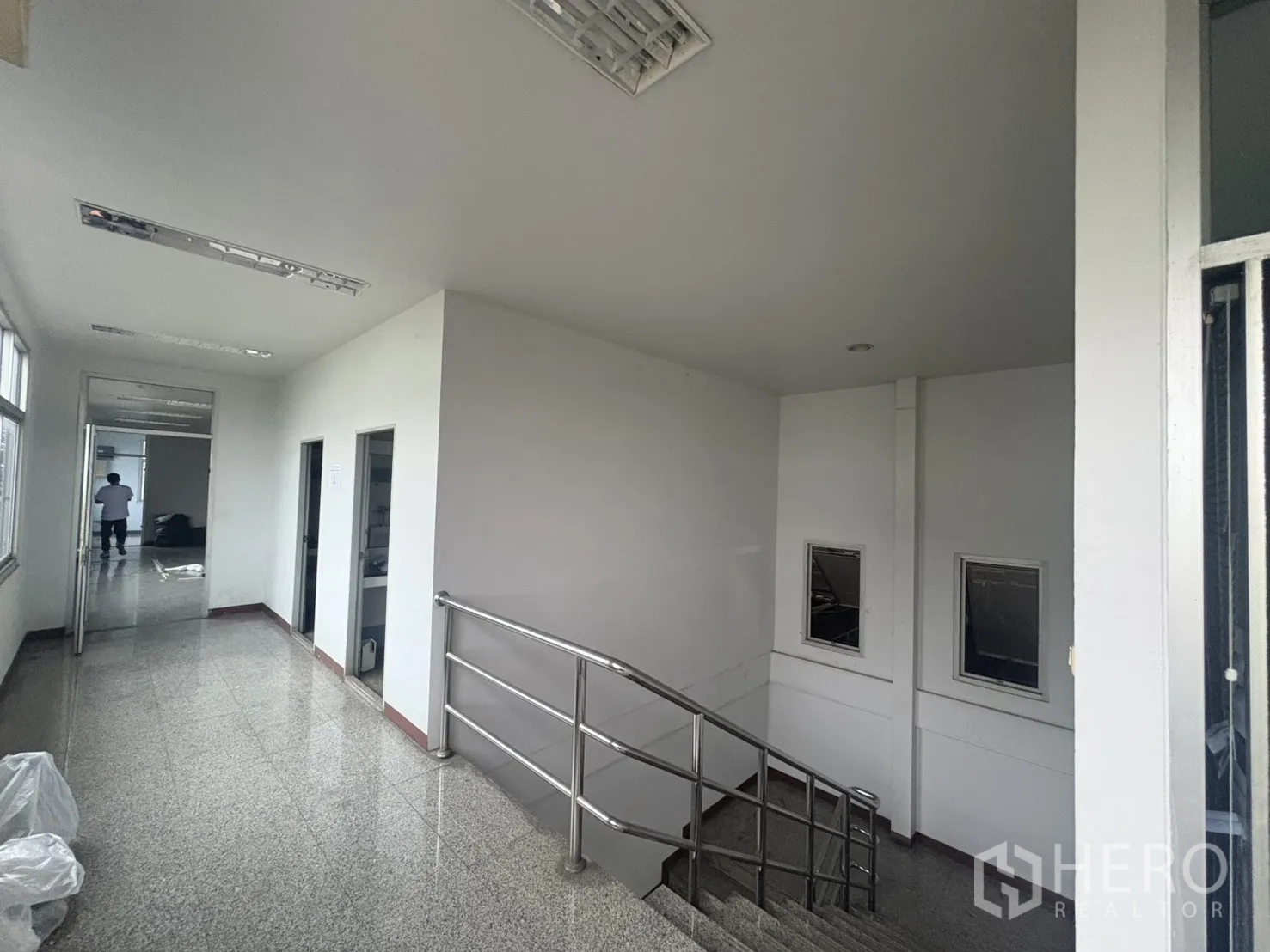 โรงงาน ให้เช่าในKhlong Toei, Bangkok - โถงทางเดินสว่าง บันไดสแตนเลสและประตูออฟฟิศ