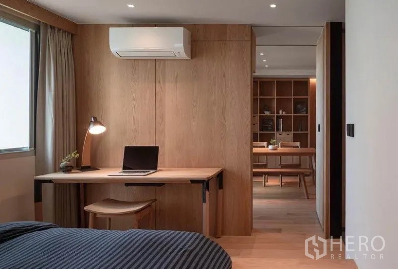 คอนโด ให้เช่าในPhaya Thai, Bangkok - มุมทำงานในห้องนอน มีโต๊ะ แอร์ มองเห็นโซนนั่งเล่นและรับประทานอาหาร