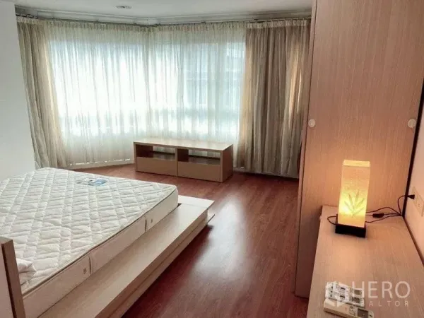 คอนโด ให้เช่าในWatthana, Bangkok - ห้องนอนมุมกว้าง เตียงแพลตฟอร์ม ผ้าม่านโปร่งและพื้นไม้