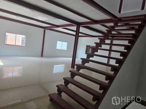 คลังสินค้า ให้เช่าในMueang Samut Sakhon, Samut Sakhon - ชั้นลอยเปิดโล่งโครงเหล็กสีแดงและช่องหน้าต่าง มุมมองจากบันได