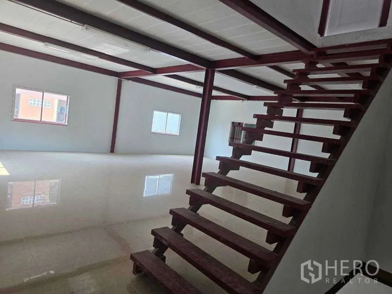 คลังสินค้า ให้เช่าในMueang Samut Sakhon, Samut Sakhon - ชั้นลอยเปิดโล่งโครงเหล็กสีแดงและช่องหน้าต่าง มุมมองจากบันได