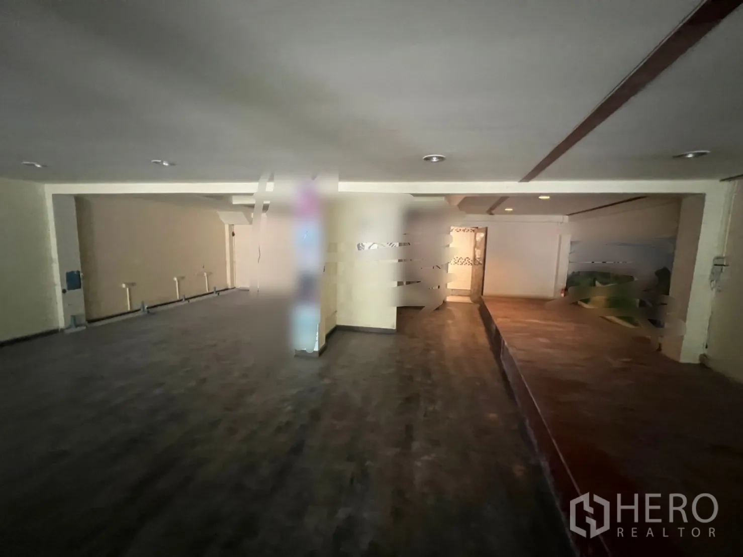 อาคารพาณิชย์ ให้เช่าในWatthana, Bangkok - พื้นที่ค้าปลีกชั้นล่างกว้าง พื้นสีเข้ม ไฟดาวน์ไลท์ และทางยกระดับ