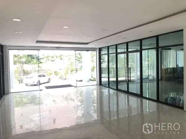 สำนักงาน ให้เช่าในKhlong Toei, Bangkok - ล็อบบี้สว่างด้วยผนังกระจกเต็มบาน พื้นเงางาม และประตูกระจกเปิดสู่จุดรับส่งด้านหน้า