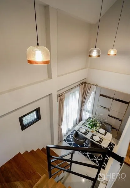 บ้าน ขายในLam Luk Ka, Pathum Thani - มุมบันไดมองลงสู่โซนรับประทานอาหาร เพดานสูงและโคมไฟแขวน