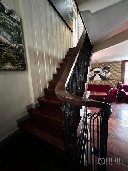 ทาวน์เฮาส์ ให้เช่า - บันไดไม้พร้อมราวเหล็กดัดขึ้นสู่ชั้นบน