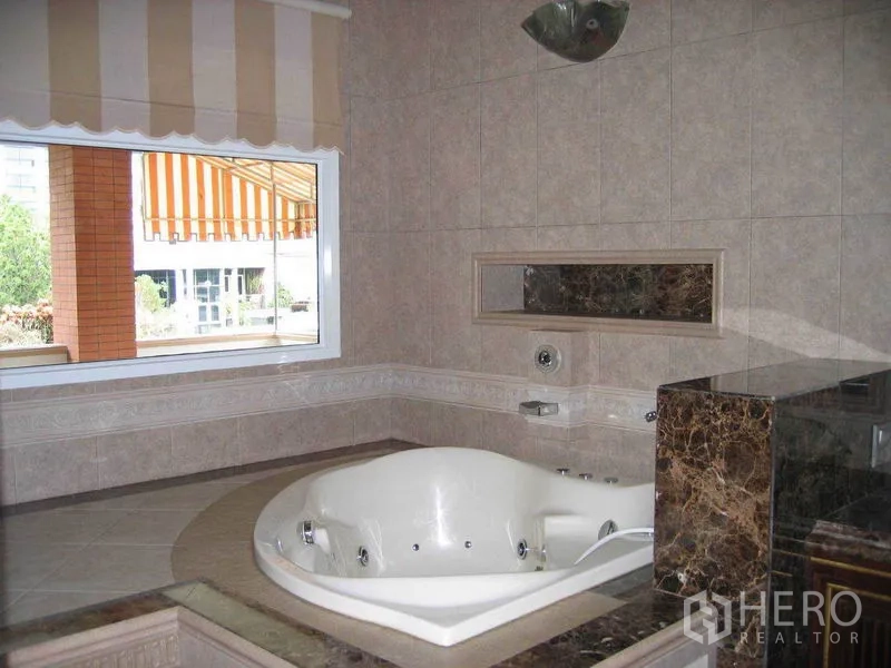 บ้าน ให้เช่าในWatthana, Bangkok - ห้องน้ำพร้อมอ่างจากุซซี่มุมตกแต่งด้วยหินอ่อนและหน้าต่างบานใหญ่