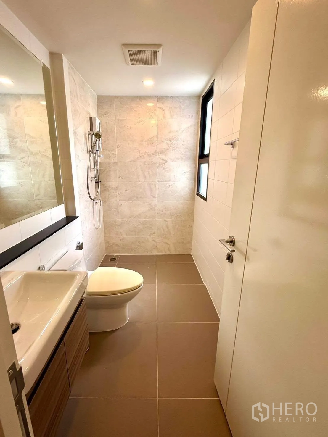 Detached House for rent or sale in Wang Thonglang, Bangkok - Contemporary bathroom with vanity, toilet and walk-in shower.
