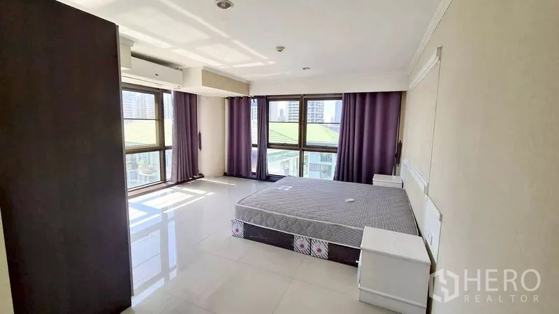 คอนโด ให้เช่าในWatthana, Bangkok - ห้องนอนมุมอาคาร หน้าต่างรอบด้าน วิวเมือง และเตียงควีน