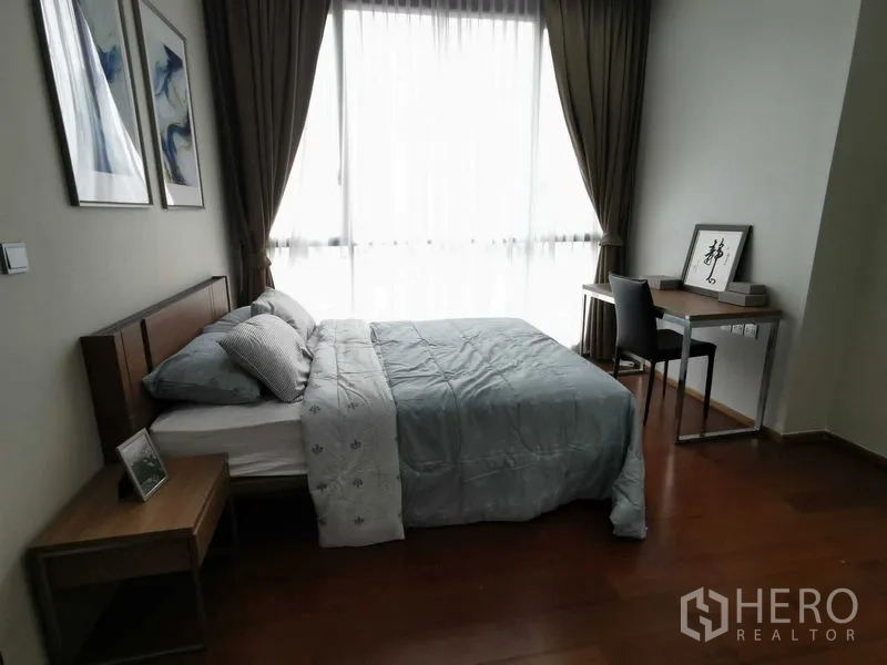 คอนโด ให้เช่า - ห้องนอนรองพร้อมโต๊ะทำงาน โต๊ะข้างเตียง และหน้าต่างเต็มผนัง