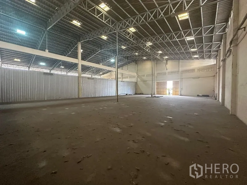 คลังสินค้า ให้เช่าในYan Nawa, Bangkok - ภายในโกดังโล่ง เพดานทรัสเหล็กสูง มีช่องแสงและพื้นคอนกรีต