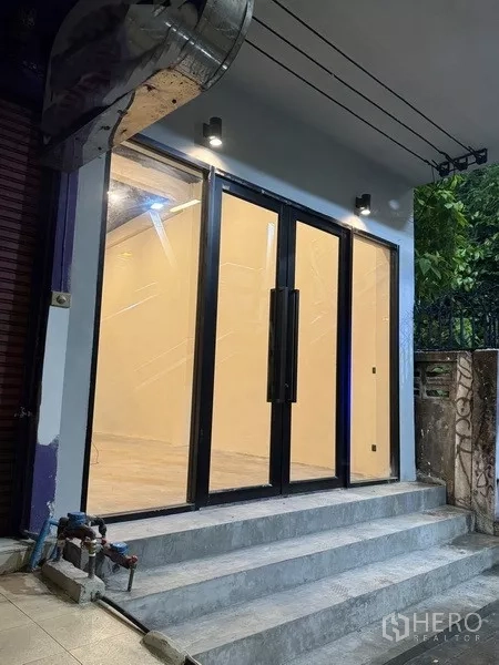 อาคารพาณิชย์ ให้เช่า - ประตูหน้าร้านชั้นล่างกระจกบานเลื่อนคู่พร้อมบันได เหมาะทำโชว์รูมหรือร้านค้า