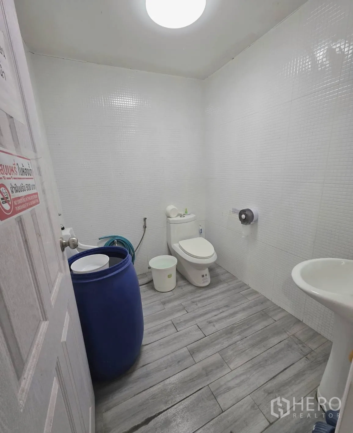 คลังสินค้า ให้เช่าในKhlong Toei, Bangkok - ห้องน้ำปูกระเบื้องสะอาด ภายในมีชักโครกและอ่างล้างมือ