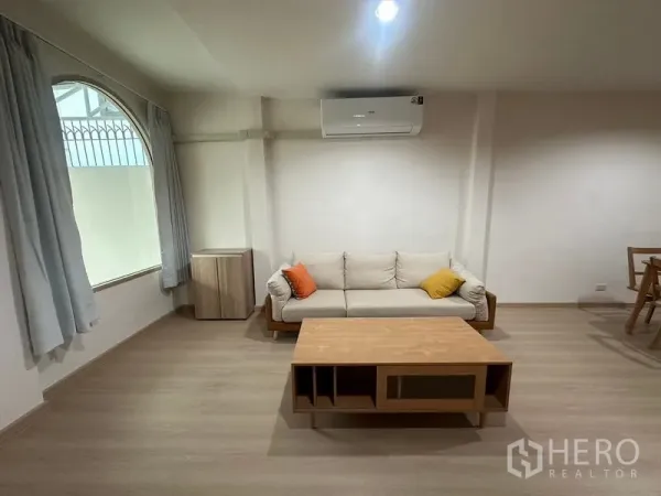 ทาวน์เฮาส์ ให้เช่าหรือขายในPhra Khanong, Bangkok - มุมนั่งเล่นสบายๆ โซฟา หน้าต่างโค้ง และเครื่องปรับอากาศ