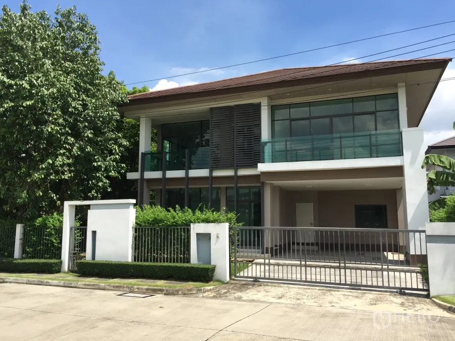 Detached House for rent or sale in Prawet, Bangkok - Modern two-storey detached house at Setthasiri Onnut–Srinakarin–Rama 9 with gated driveway and glass balcony.