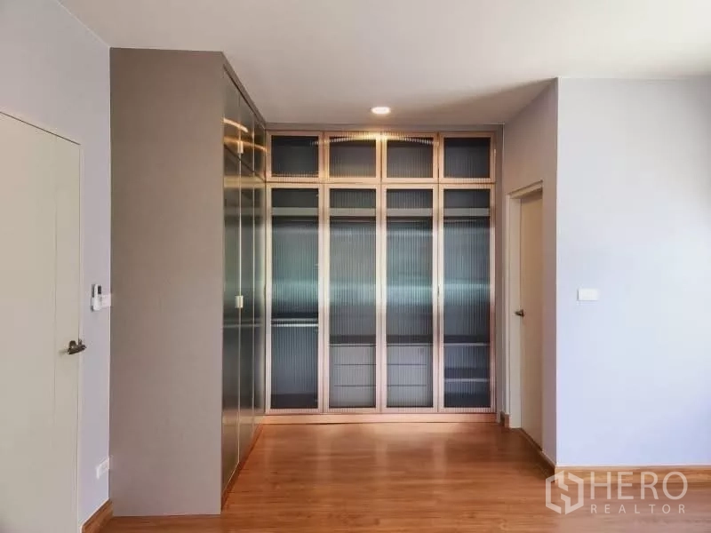 Detached House for rent in Bang Phli, Samut Prakan - Walk-in wardrobe area with full-height glass-front cabinets.