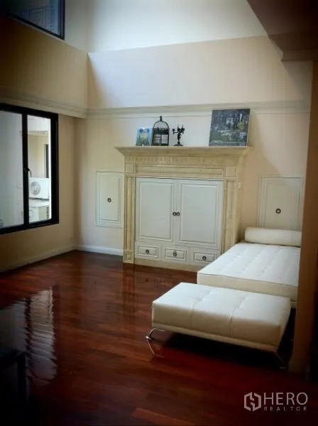 ทาวน์เฮาส์ ให้เช่าในKhlong Toei, Bangkok - เลานจ์ชั้นบนพื้นไม้ขัดเงา ตู้ตกแต่งสไตล์คลาสสิก และเดย์เบดสีขาว