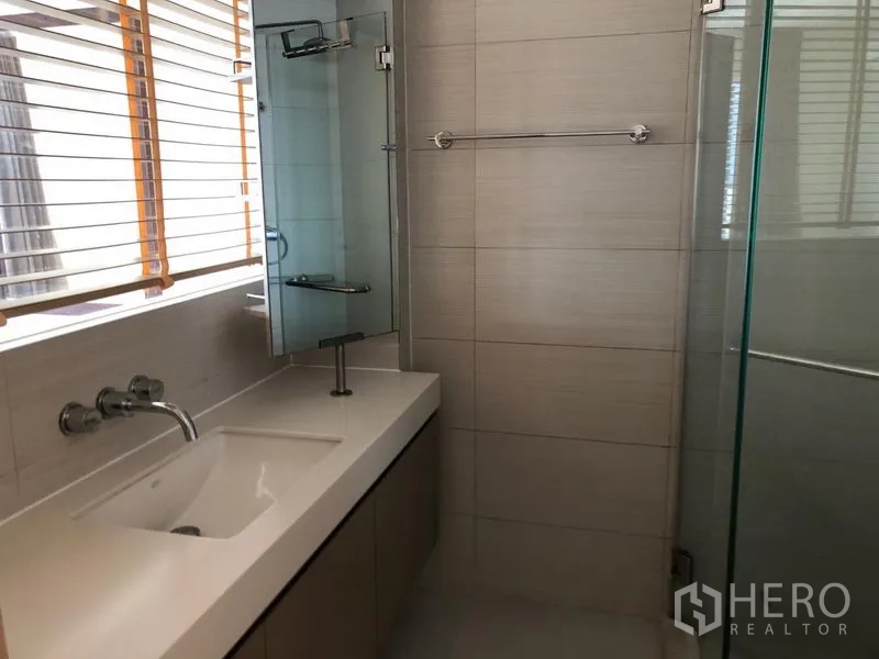 คอนโด ให้เช่าในKhlong Toei, Bangkok - ห้องน้ำสมัยใหม่ เคาน์เตอร์ยาว อ่างล้างหน้า กระจกบานใหญ่ และ Shower กระจกกั้น