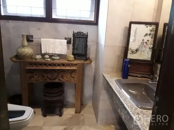 独立式住宅 出租在Bang Na, Bangkok - 浴室配花岗岩台面与雕花木桌及装饰