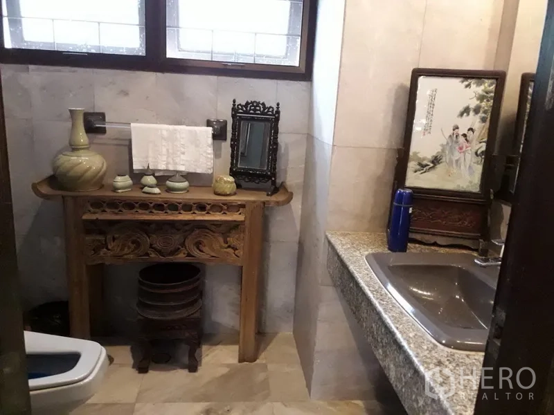 独立式住宅 出租在Bang Na, Bangkok - 浴室配花岗岩台面与雕花木桌及装饰