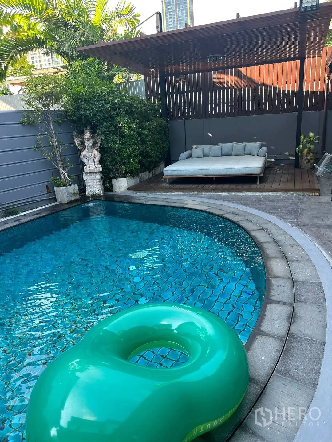 บ้านเดี่ยว for rent in Watthana, Bangkok - สระว่ายน้ำส่วนตัวพร้อมเตียงนอนเล่นใต้ศาลาและต้นไม้เขียวขจี