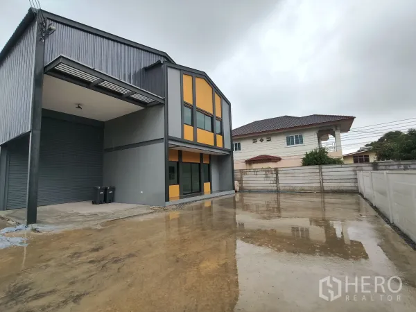 คลังสินค้า ให้เช่าหรือขายในBang Yai, Nonthaburi - ลานคอนกรีตกว้างสำหรับจอดและกลับรถบรรทุก ข้างอาคารโกดังพร้อมออฟฟิศ