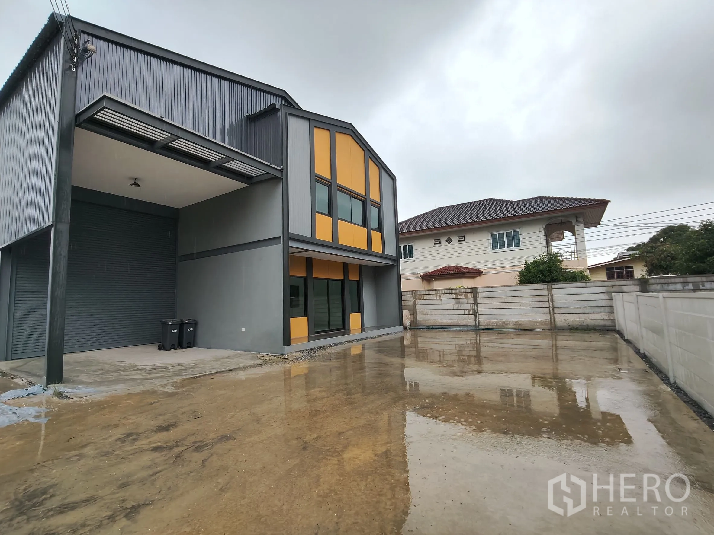 คลังสินค้า ให้เช่าหรือขายในBang Yai, Nonthaburi - ลานคอนกรีตกว้างสำหรับจอดและกลับรถบรรทุก ข้างอาคารโกดังพร้อมออฟฟิศ